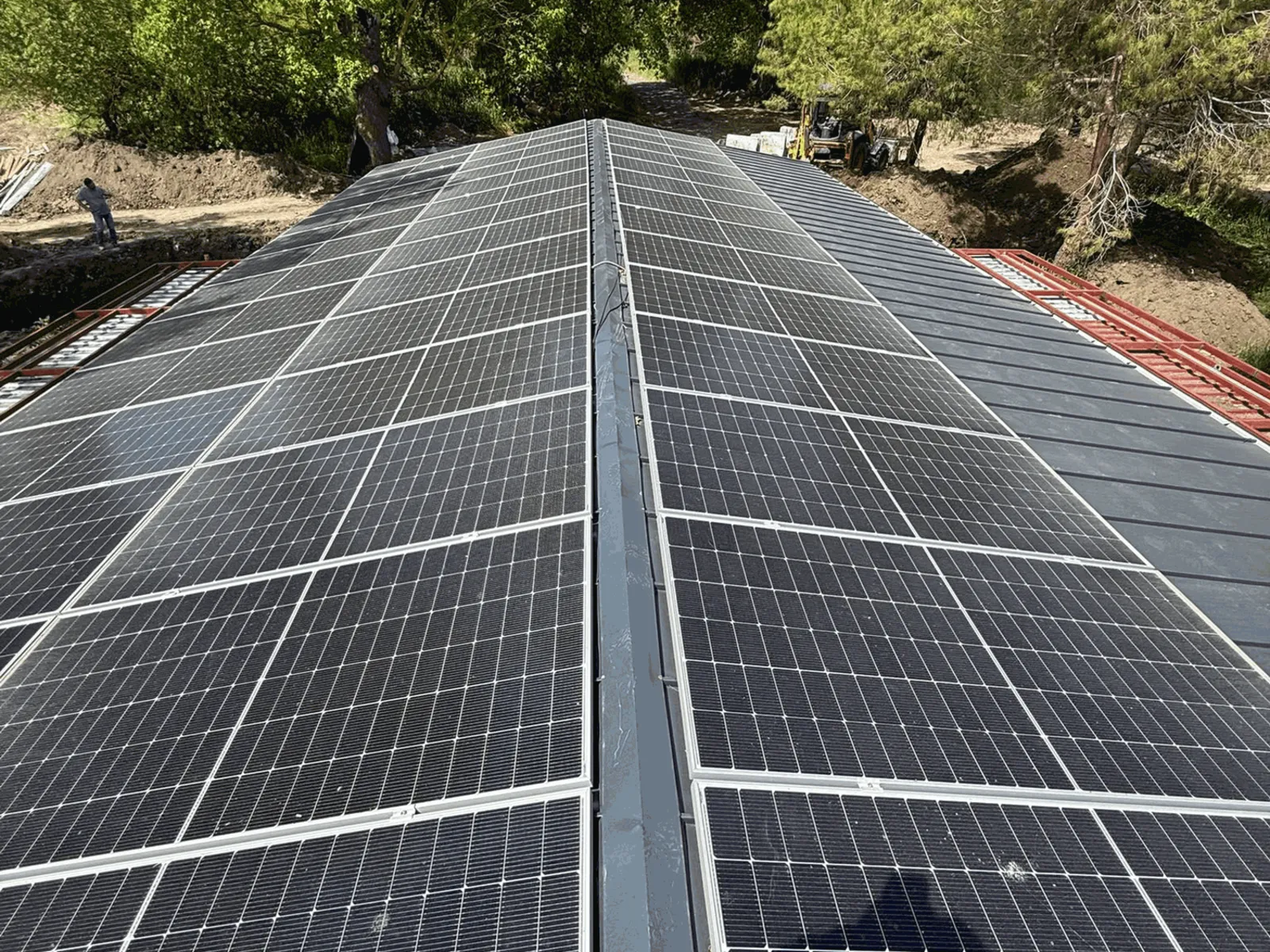 Două acoperișuri lungi de hală acoperite cu panouri solare